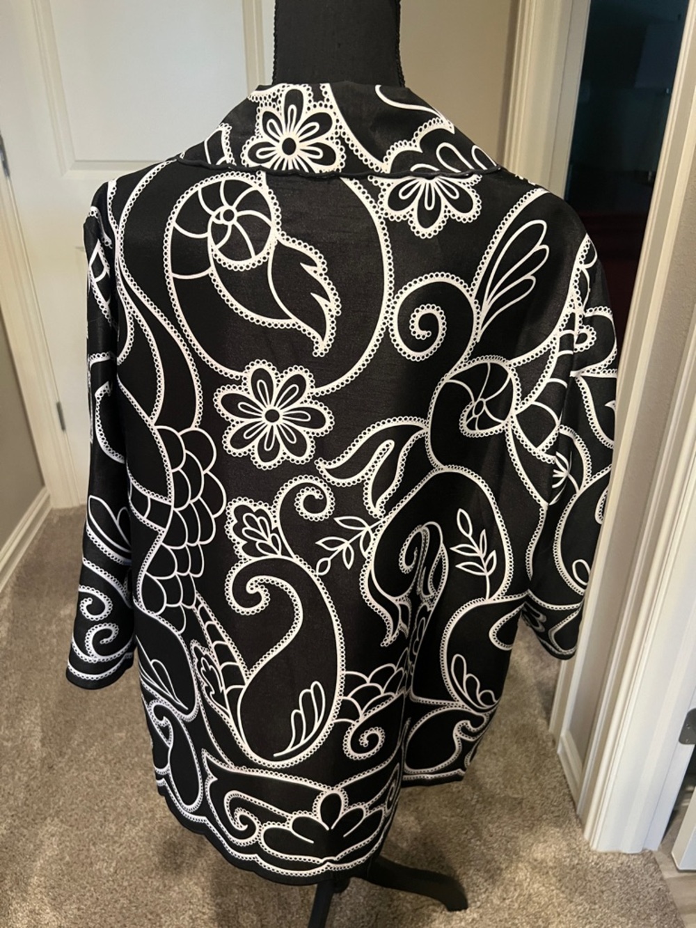 TanJay Black & White Scalloped Floral-Scroll Blazer - Picture 7 of 9